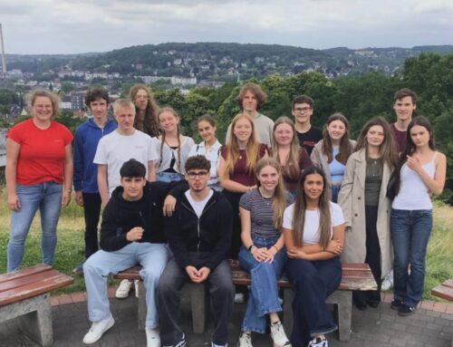 Uni statt Unterricht: Der Geokurs der EF probt den Studienalltag im GeoIT Labor in der Universität Wuppertal