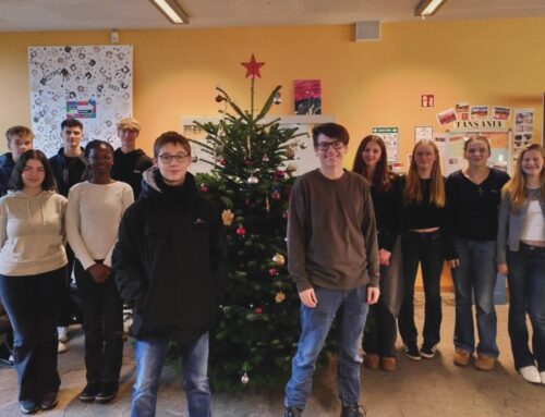 Herr Jager stellt den Baum auf – SV schmückt